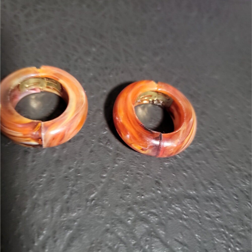 Vintage Estate Lightweight Resin Swirl Design Clip On Earrings